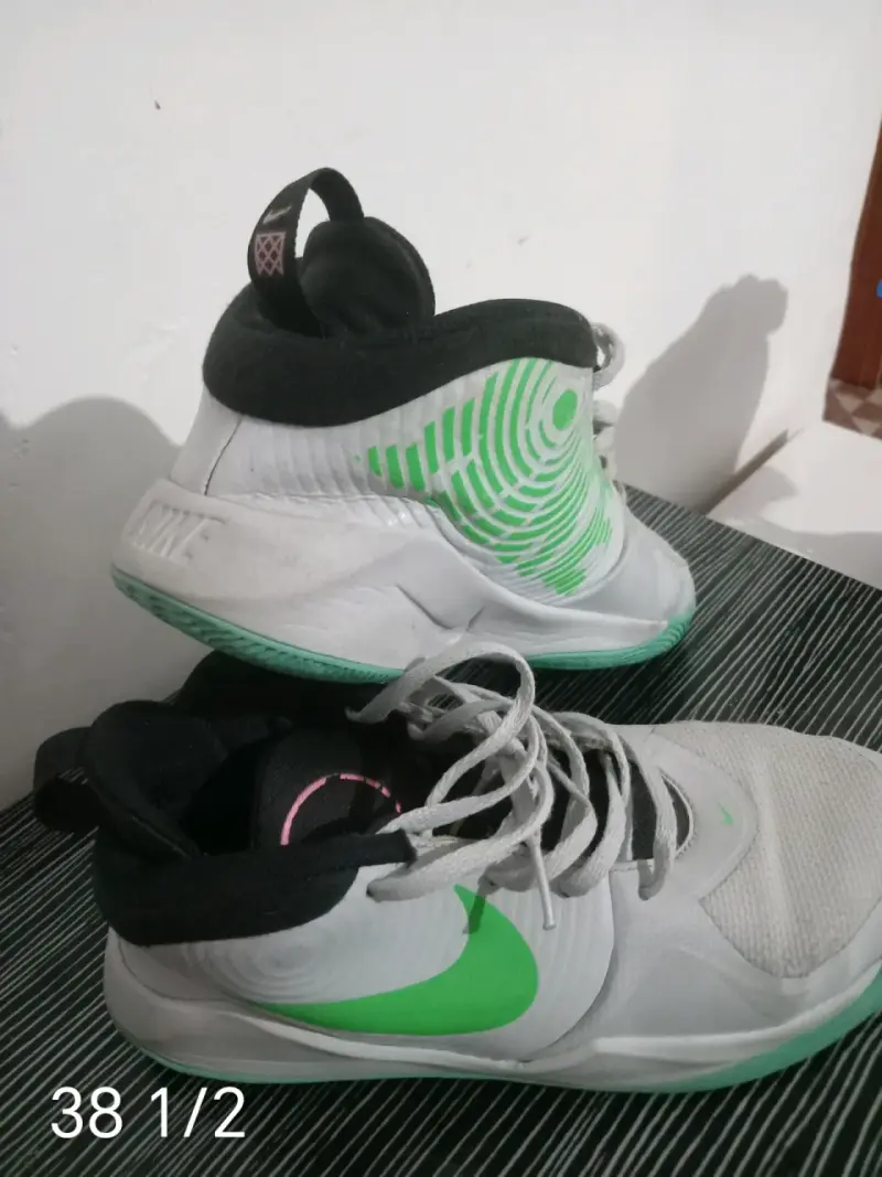 Zapatillas deportivas Nike blancas y verdes - 2