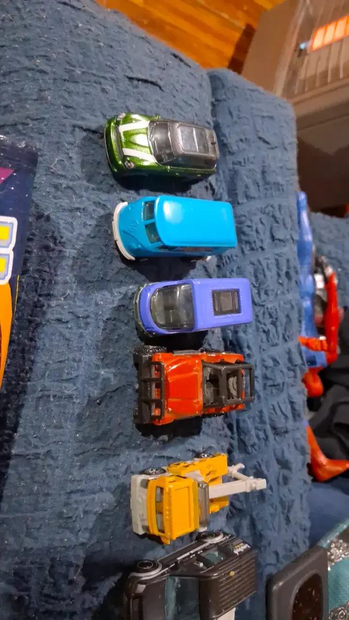 Set de autos y avión de juguete variados - 2