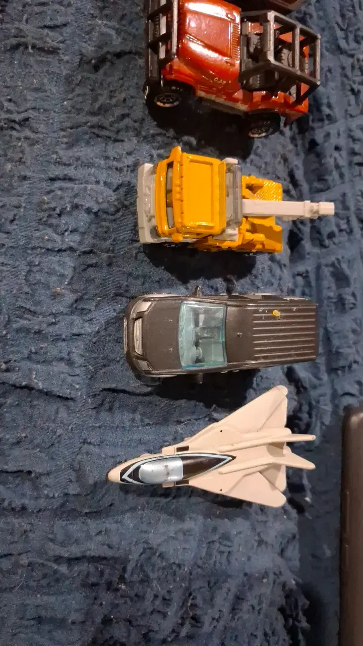 Set de autos y avión de juguete variados - 3