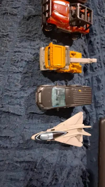 Set de autos y avión de juguete variados - miniatura 3