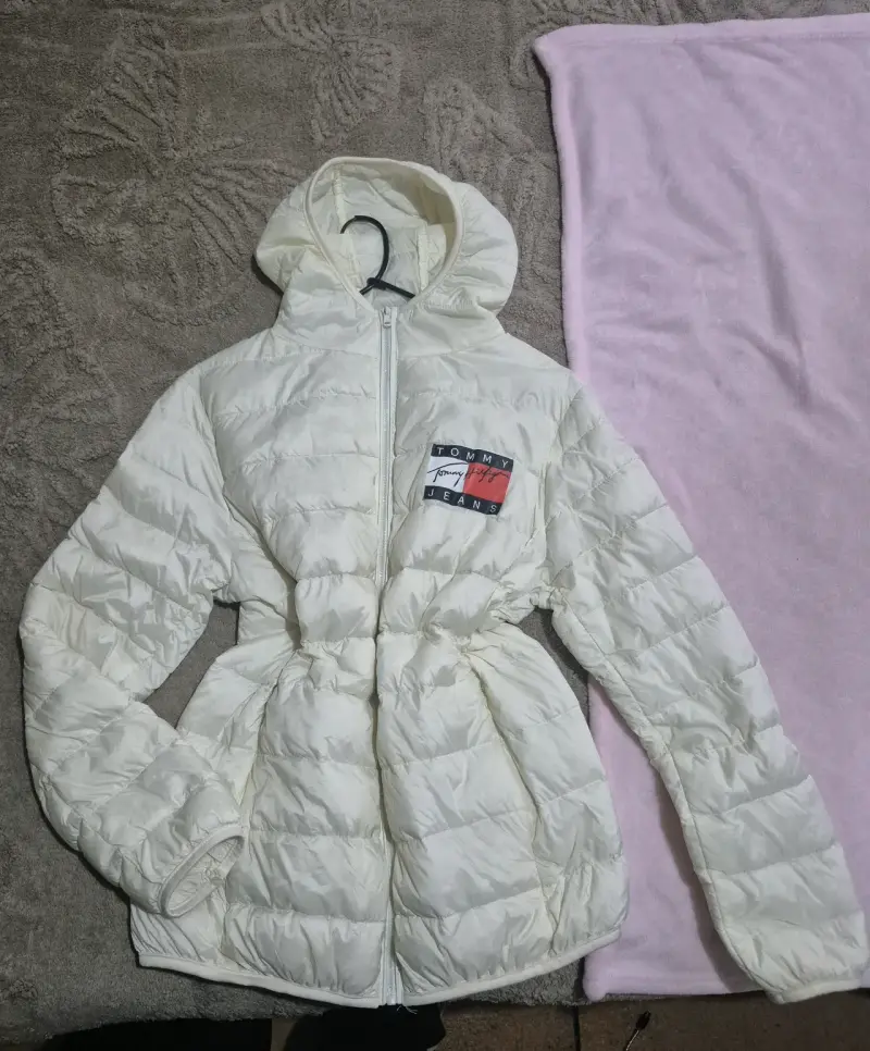 Chaqueta acolchada blanca Tommy Hilfiger con capucha