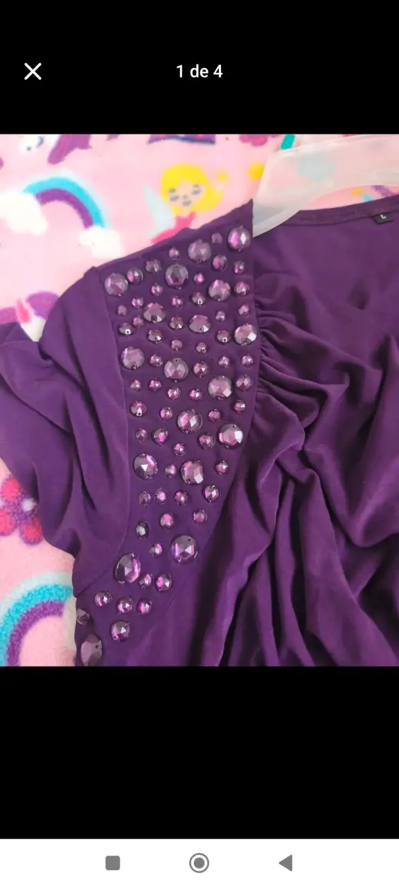 Vestido morado con detalles de perlas brillantes - 3