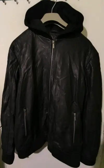 Chaqueta de cuero negra con capucha - miniatura 1