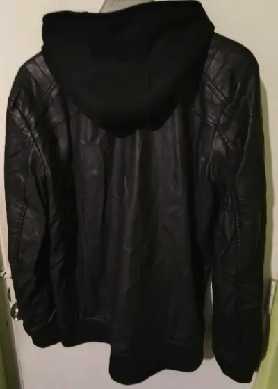 Chaqueta de cuero negra con capucha - miniatura 2