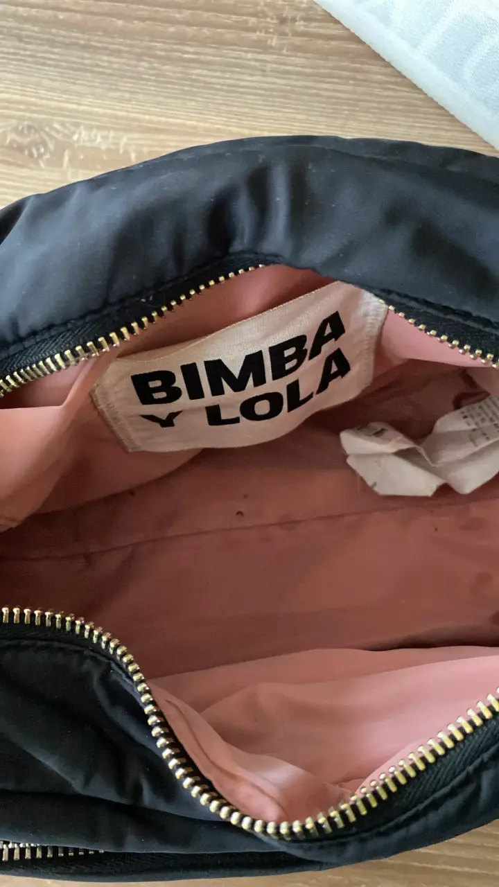 Bolso negro Bimba y Lola con interior rosado