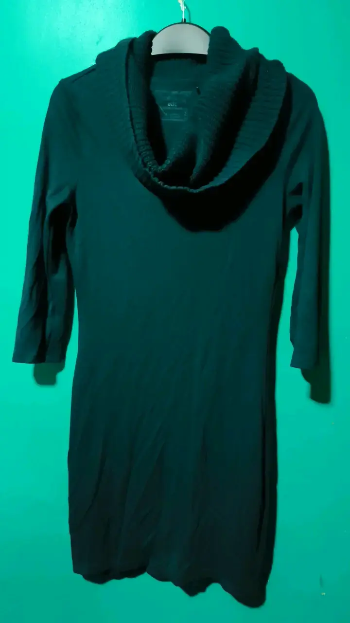 Vestido de punto con cuello alto verde oscuro - 1