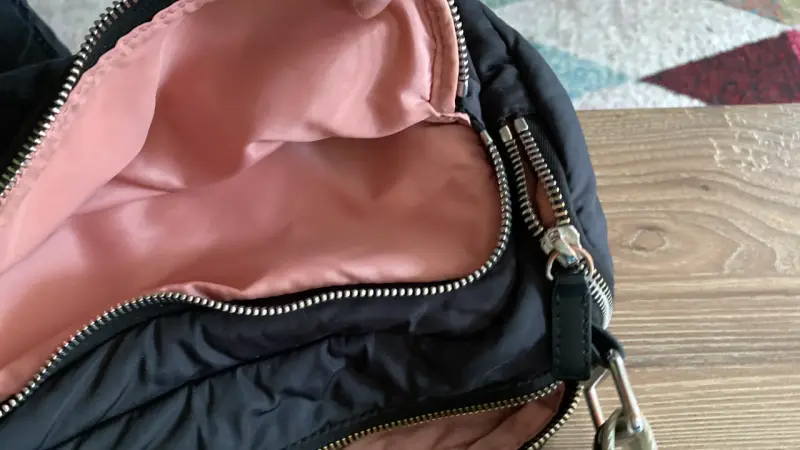 Bolso negro Bimba y Lola con interior rosado - 4