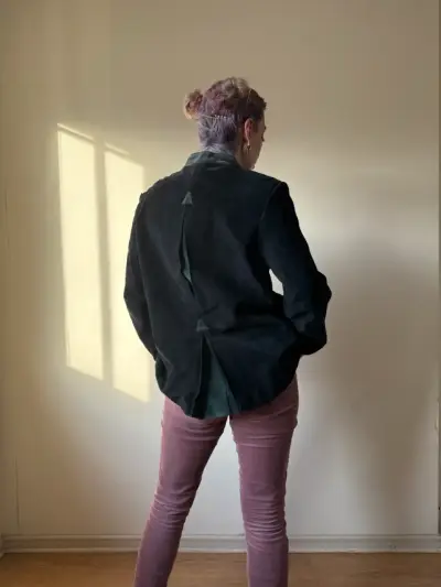 Chaqueta de gamuza negra con bordados - miniatura 3