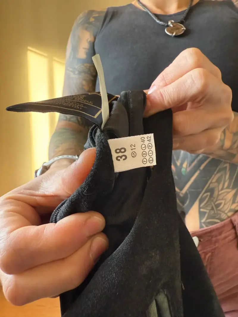 Chaqueta de gamuza negra con bordados - 5