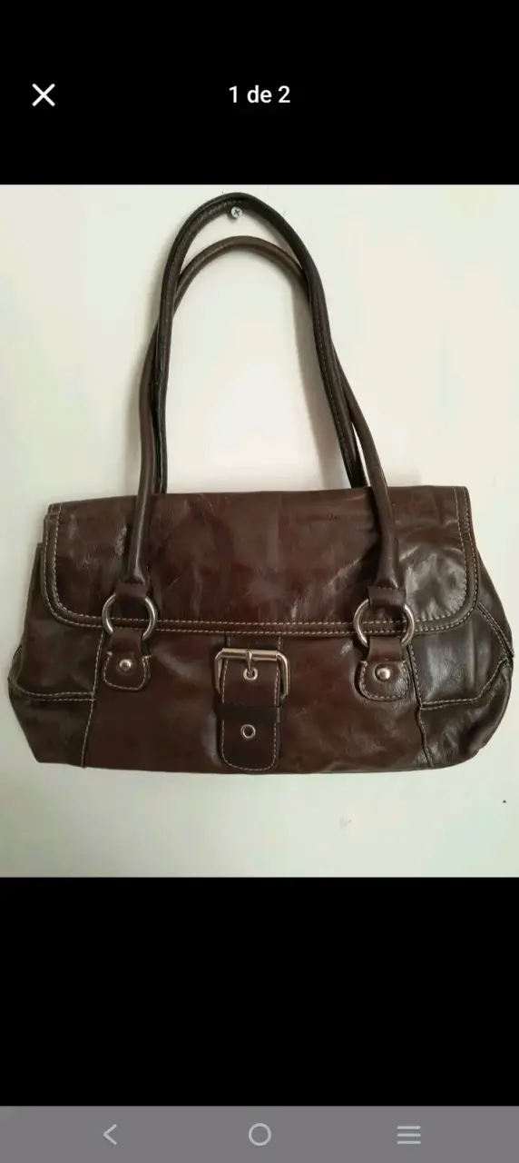 Cartera de cuero marrón con hebillas