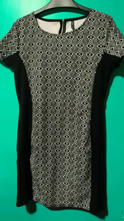 Vestido corto estampado en blanco y negro - miniatura 1