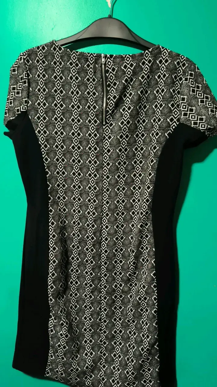 Vestido corto estampado en blanco y negro - 2