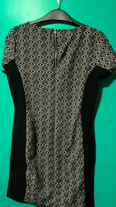 Vestido corto estampado en blanco y negro - miniatura 2