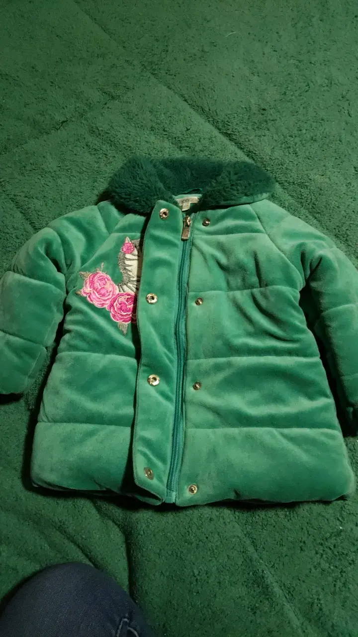 Abrigo verde para niña con bordado de cebra - 2