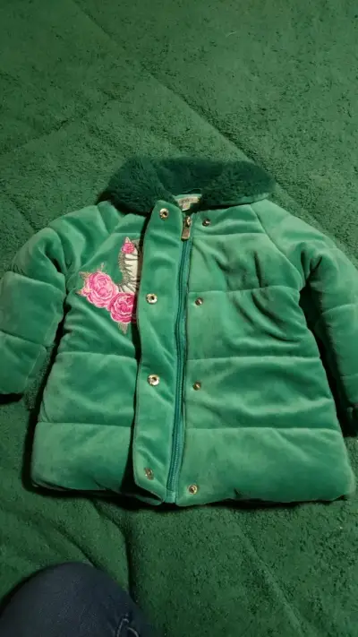 Abrigo verde para niña con bordado de cebra - miniatura 2