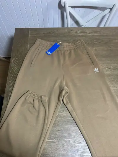 Buzo  jogger beige Adidas original - miniatura 1