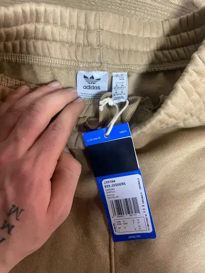 Buzo  jogger beige Adidas original - miniatura 2
