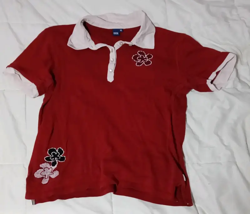 Polera polo roja con bordado floral