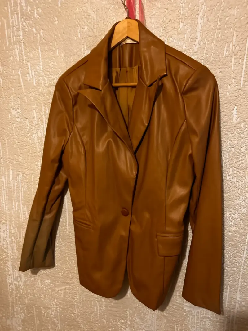 Blazer de cuero sintético marrón para mujer - 1