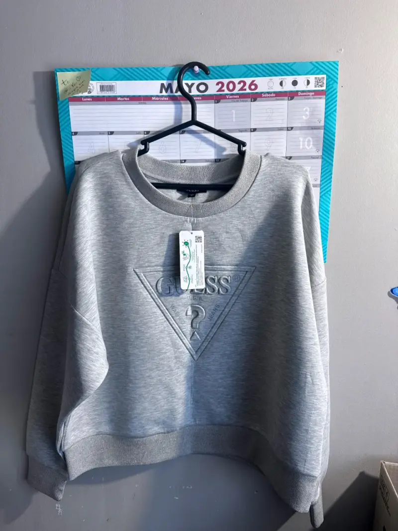 Polerón Gris Guess Logo Bordado - 3