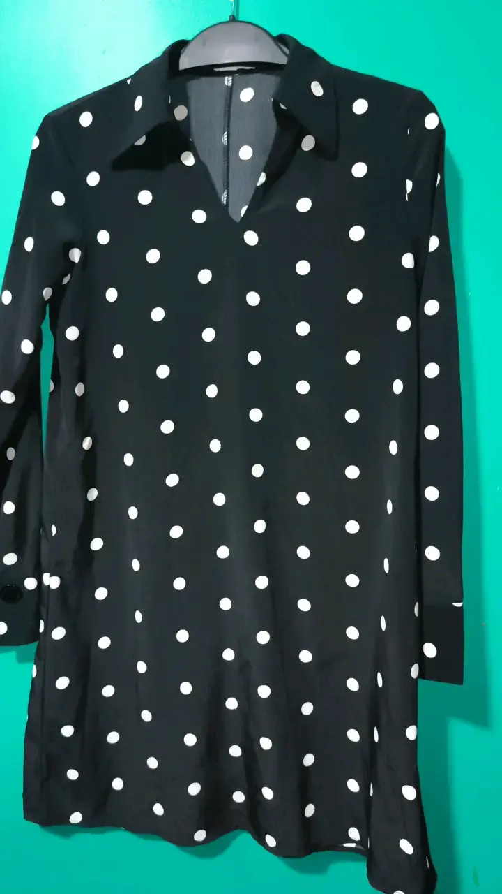 Vestido negro de lunares blancos