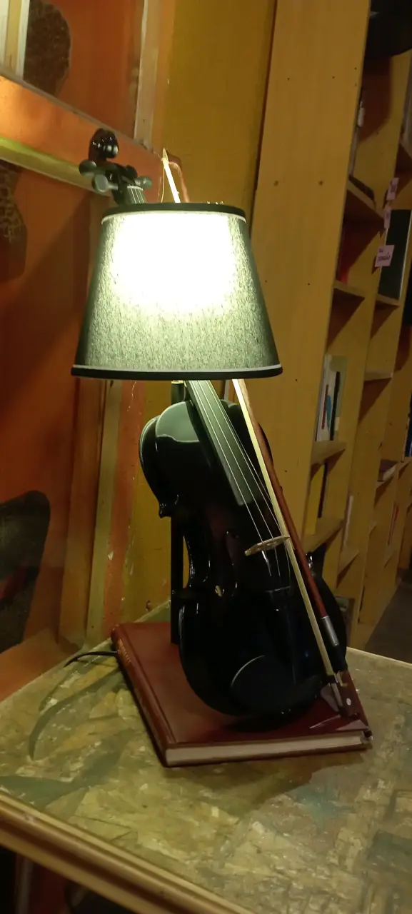 Lámpara de mesa con diseño de violín - 1