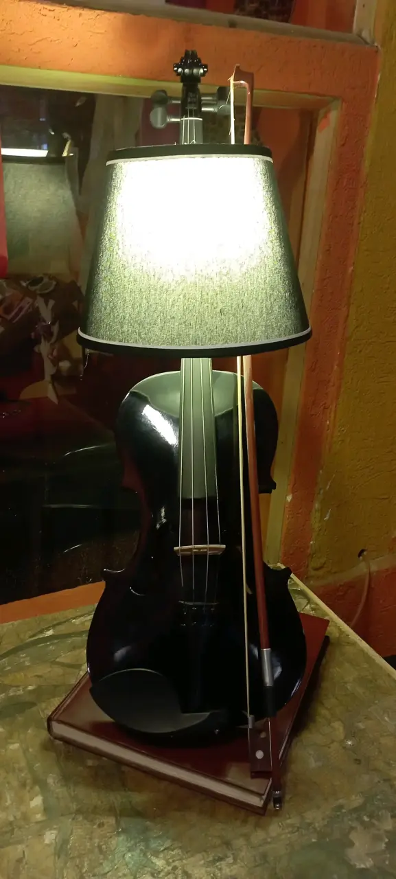Lámpara de mesa con diseño de violín - 2
