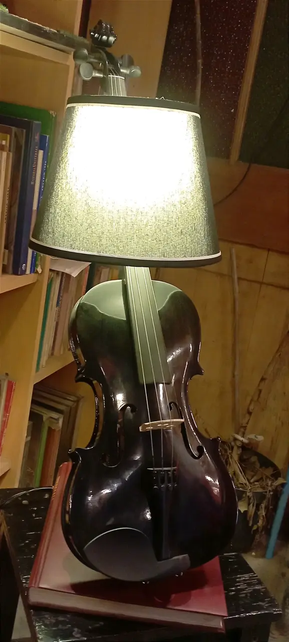 Lámpara de mesa con diseño de violín - 3