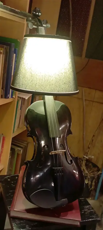 Lámpara de mesa con diseño de violín - miniatura 3
