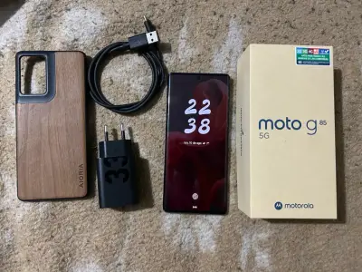 Smartphone Motorola Moto G85 5G con accesorios - miniatura 1