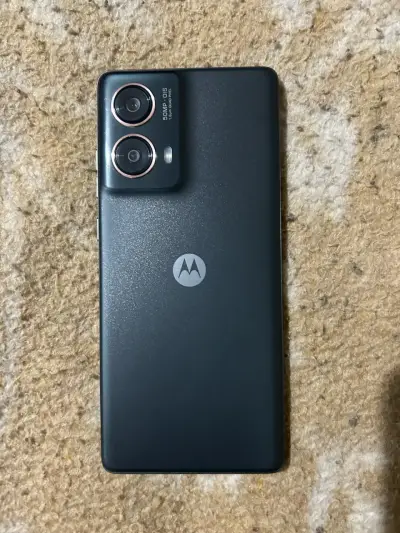 Smartphone Motorola Moto G85 5G con accesorios - miniatura 3