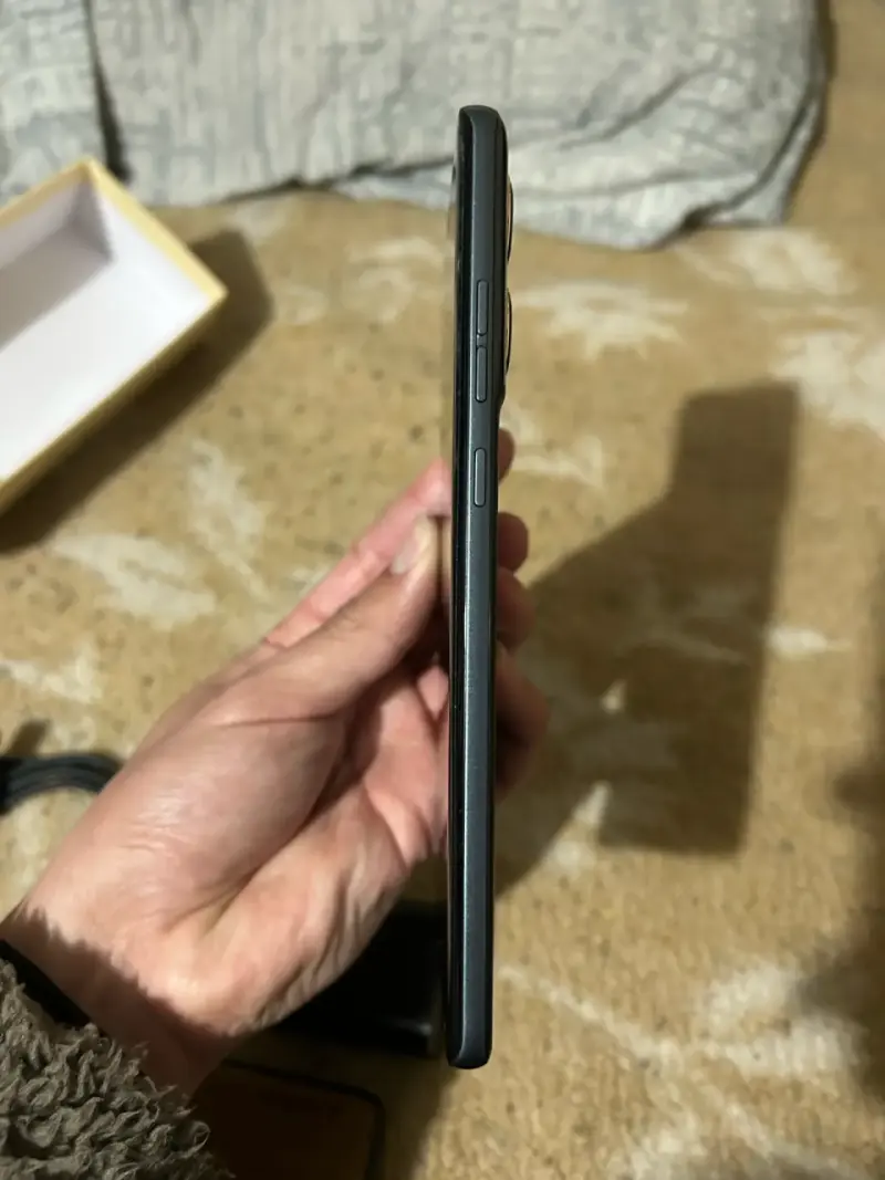 Smartphone Motorola Moto G85 5G con accesorios - 4