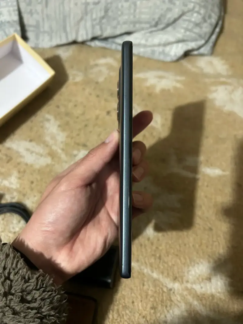 Smartphone Motorola Moto G85 5G con accesorios - 5