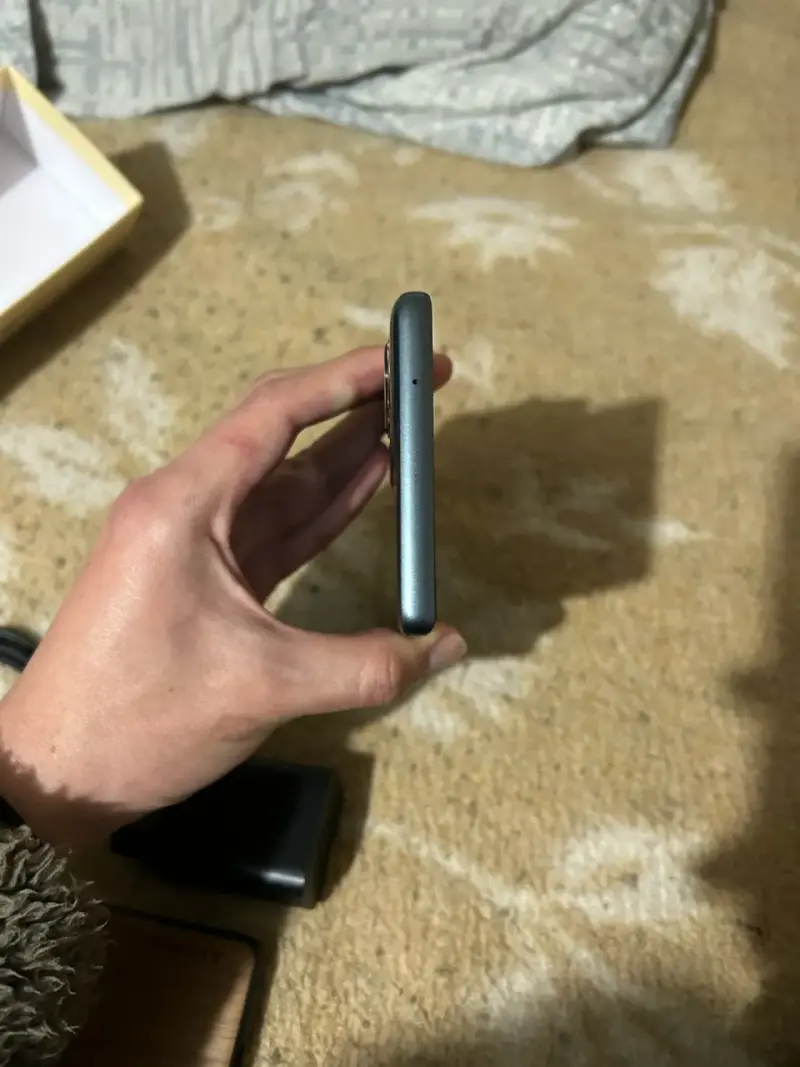 Smartphone Motorola Moto G85 5G con accesorios - 6