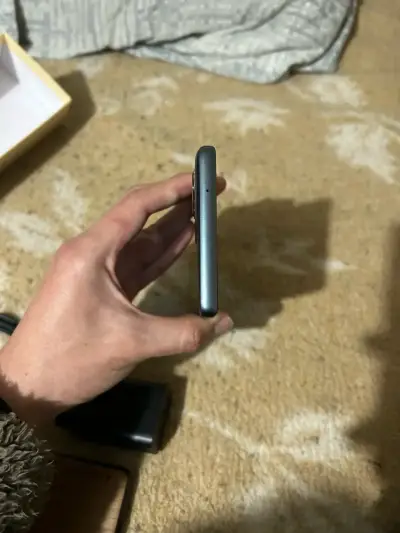 Smartphone Motorola Moto G85 5G con accesorios - miniatura 6