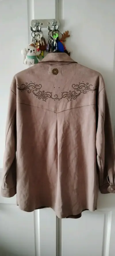 Chaqueta de gamuza beige con detalles decorativos - miniatura 1