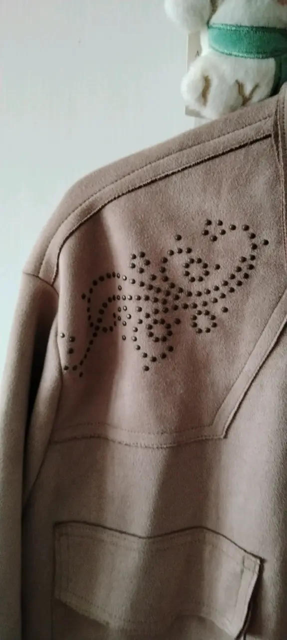 Chaqueta de gamuza beige con detalles decorativos - 2