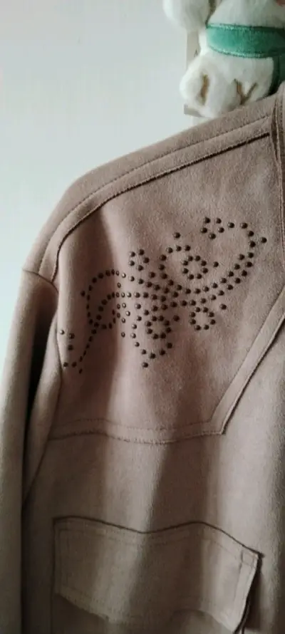 Chaqueta de gamuza beige con detalles decorativos - miniatura 2