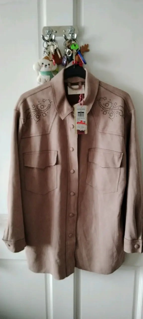 Chaqueta de gamuza beige con detalles decorativos - 4