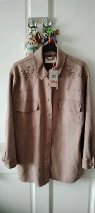 Chaqueta de gamuza beige con detalles decorativos - miniatura 4