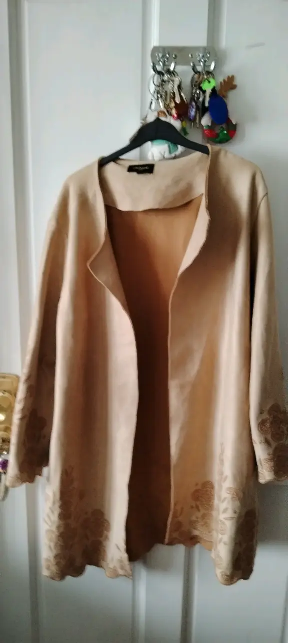 Chaqueta beige con diseño floral - 1