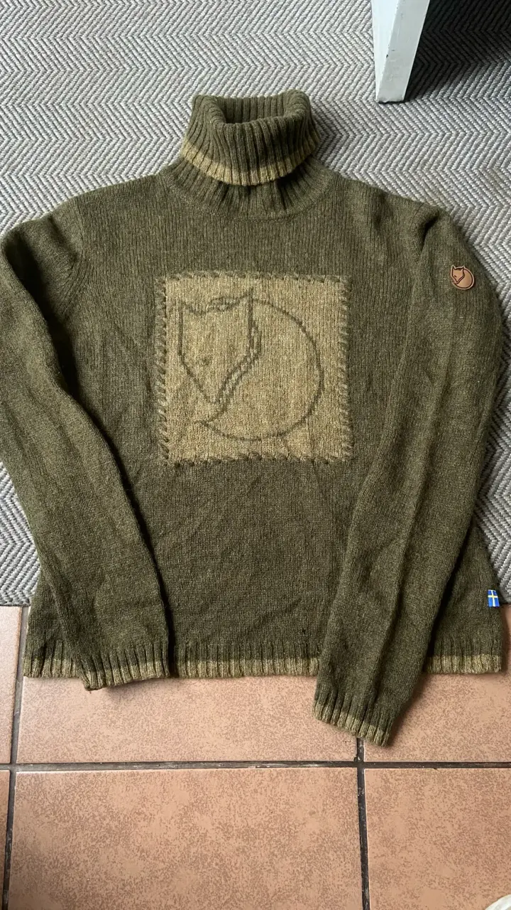 Suéter de lana Fjällräven verde con cuello alto - 1