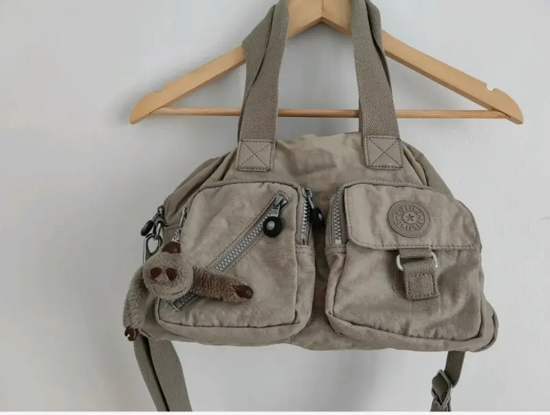 Bolso Kipling beige con llavero de mono - 1
