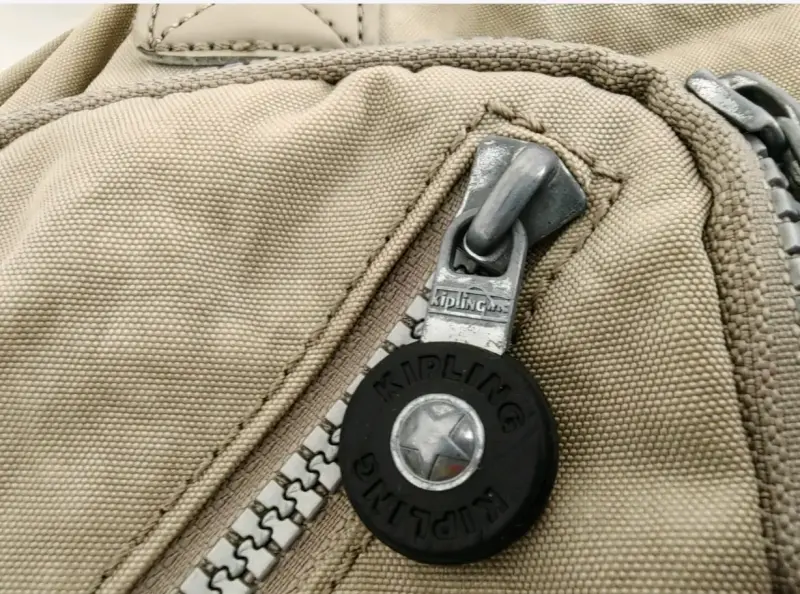 Bolso Kipling beige con llavero de mono - 2