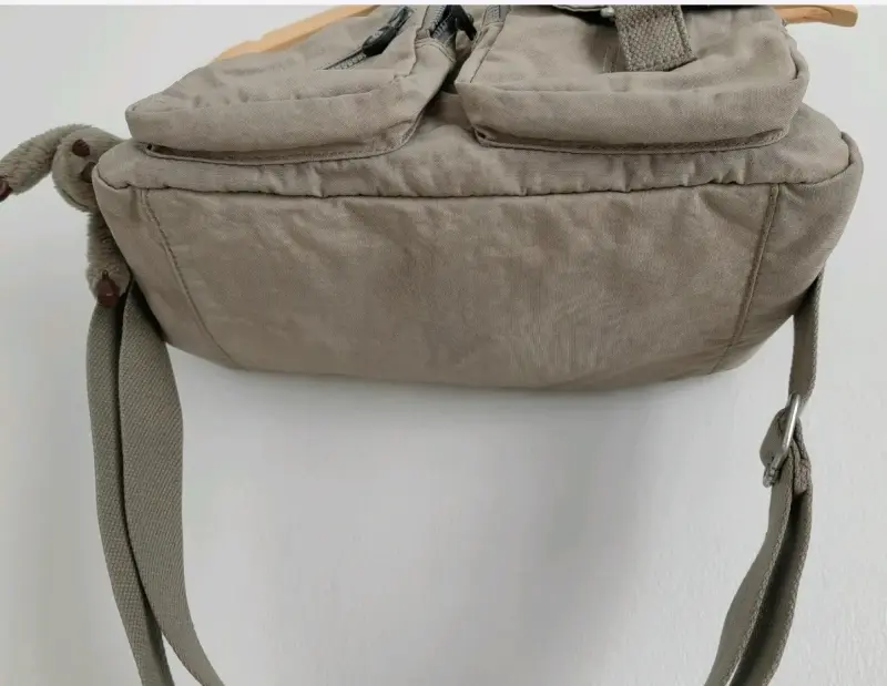Bolso Kipling beige con llavero de mono - 3