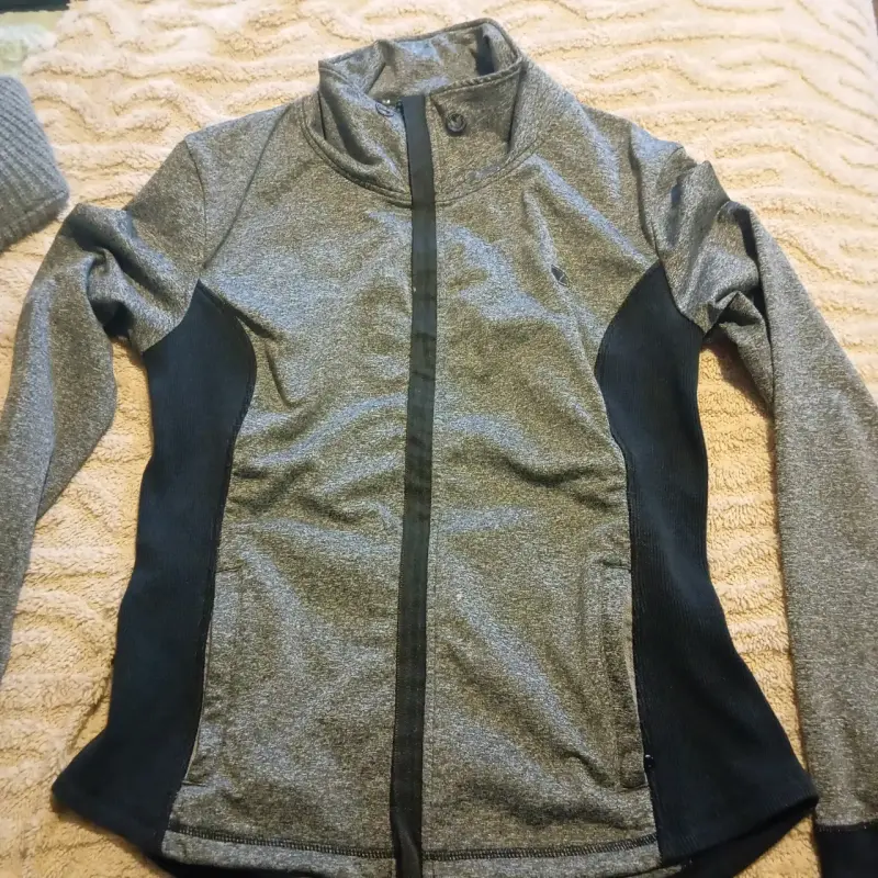 Chaqueta deportiva gris y negra para mujer - 1