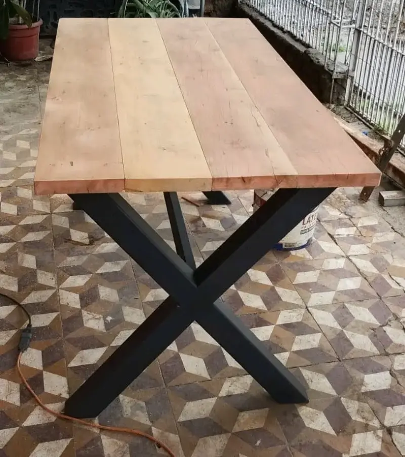 Mesa de comedor de Roble con patas de fierro. - 1