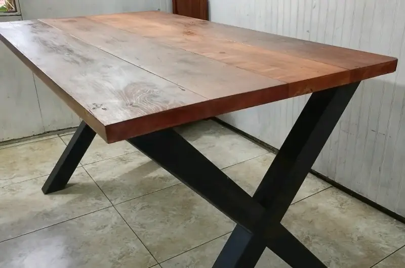 Mesa de comedor de Roble con patas de fierro. - 2