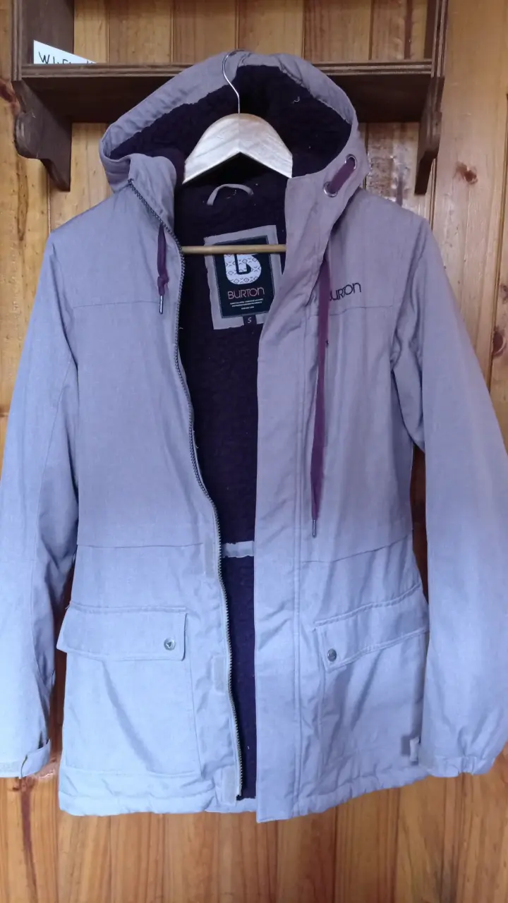 Chaqueta Burton morada con capucha