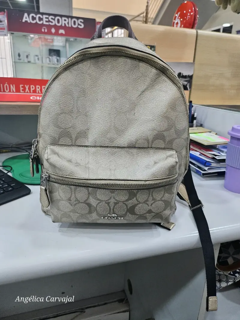 Mochila Coach beige con logo distintivo - 1